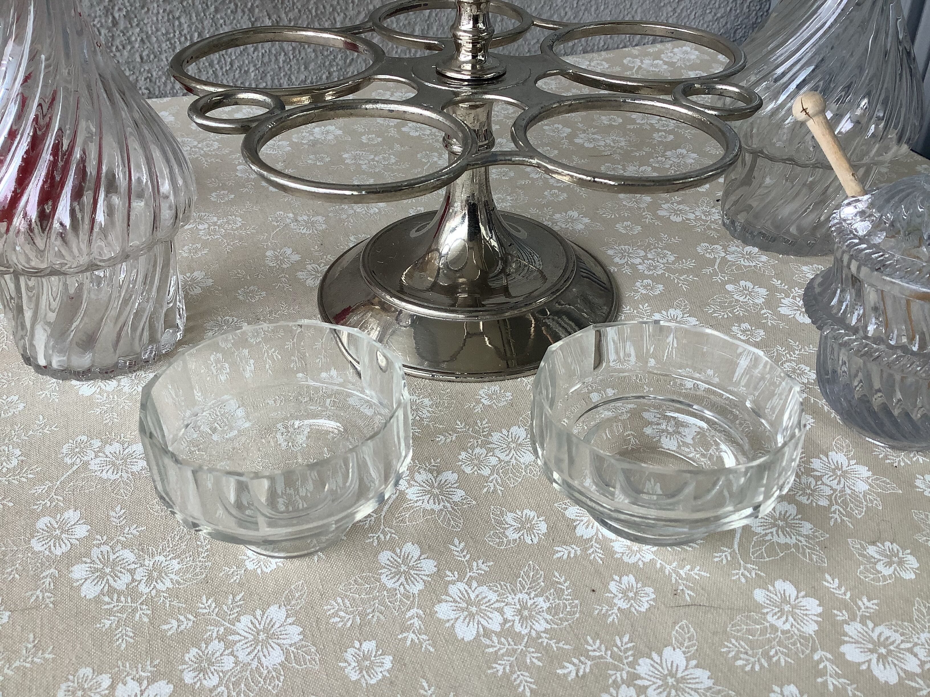 Serviteur huile et vinaigre sel poivre et moutarde