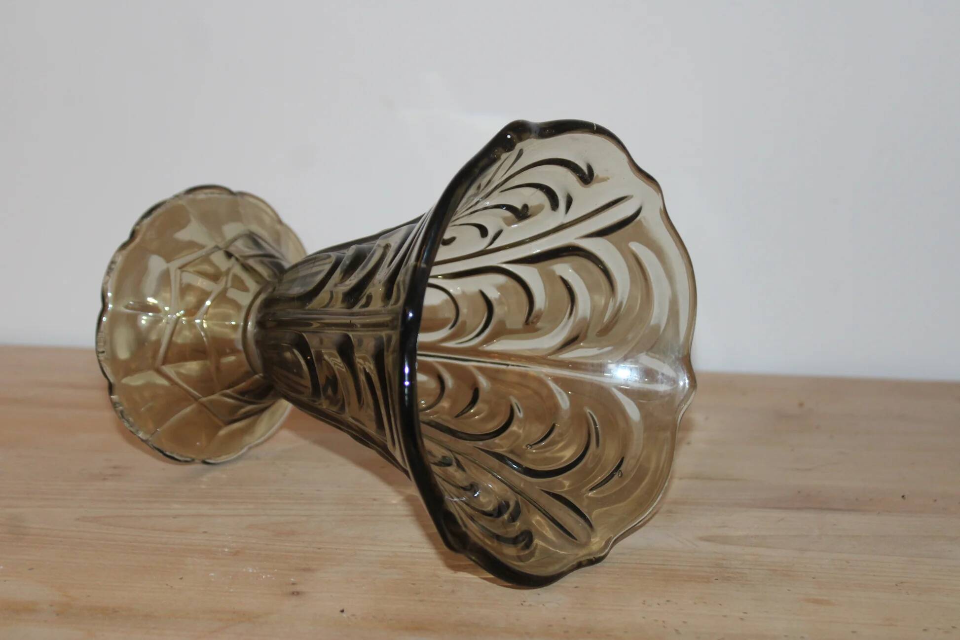 Vase en verre moulé teinté brun fumé