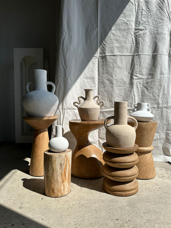 Vase artisanal en terracotta peint en blanc à double anses h:40 d:30