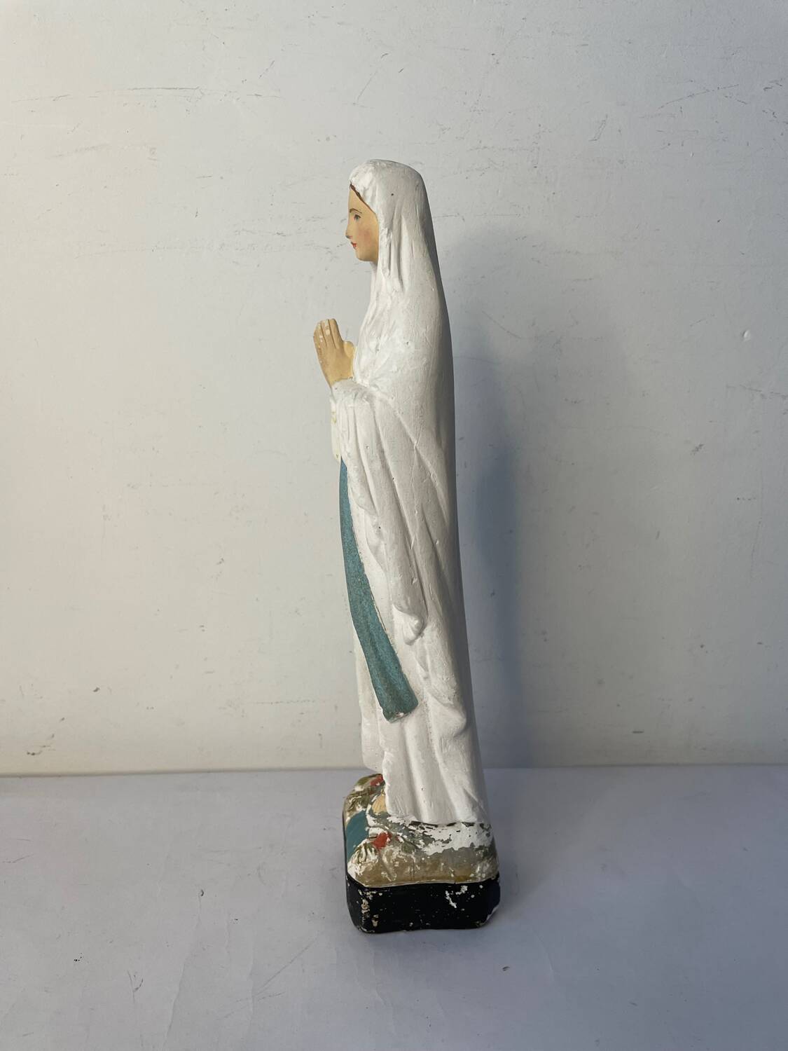 Ancienne vierge en plâtre