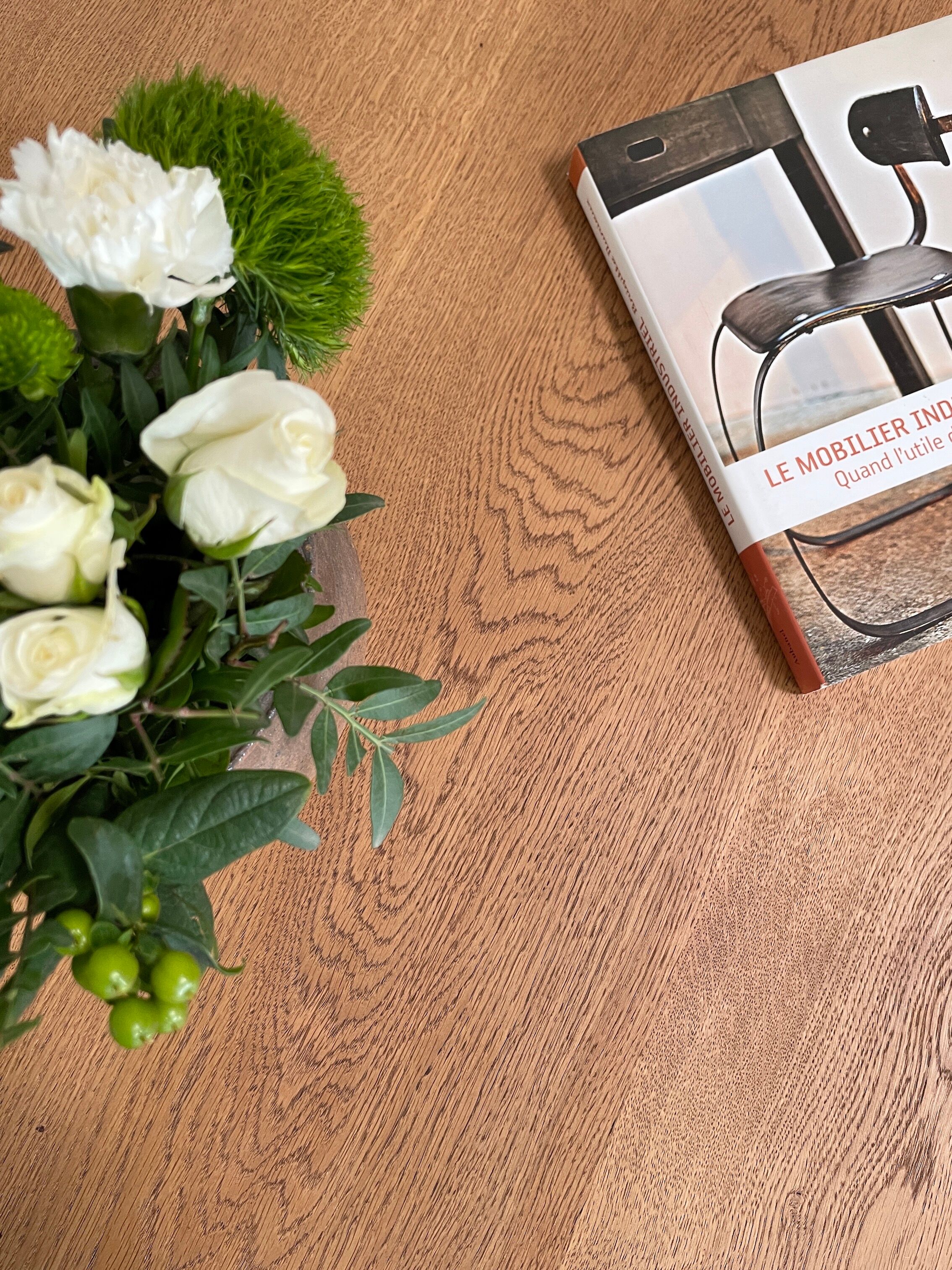 Table with turned legs in solid wood