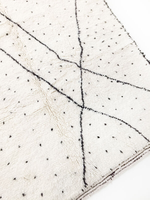 Tapis berbère Beni Ouarain écru à pois et motifs noirs 235x157cm