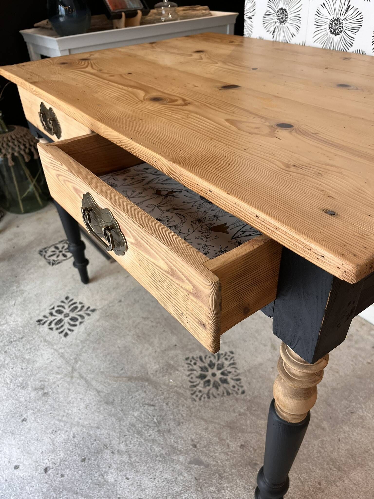 Bureau vintage en bois massif, 2 tiroirs