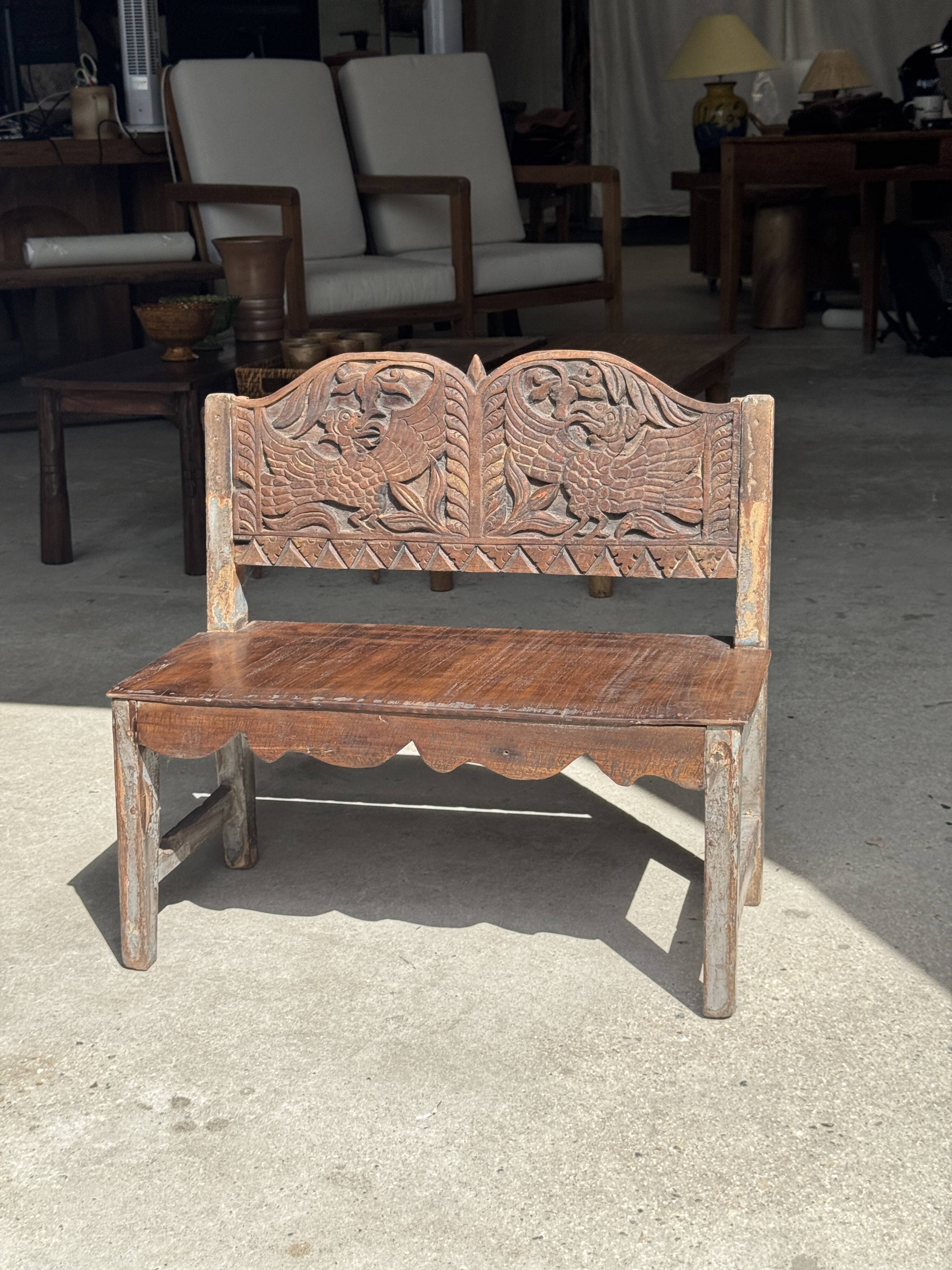 Mini banc à dossier sculpté à motif d'oiseaux stylisés H58 L61
