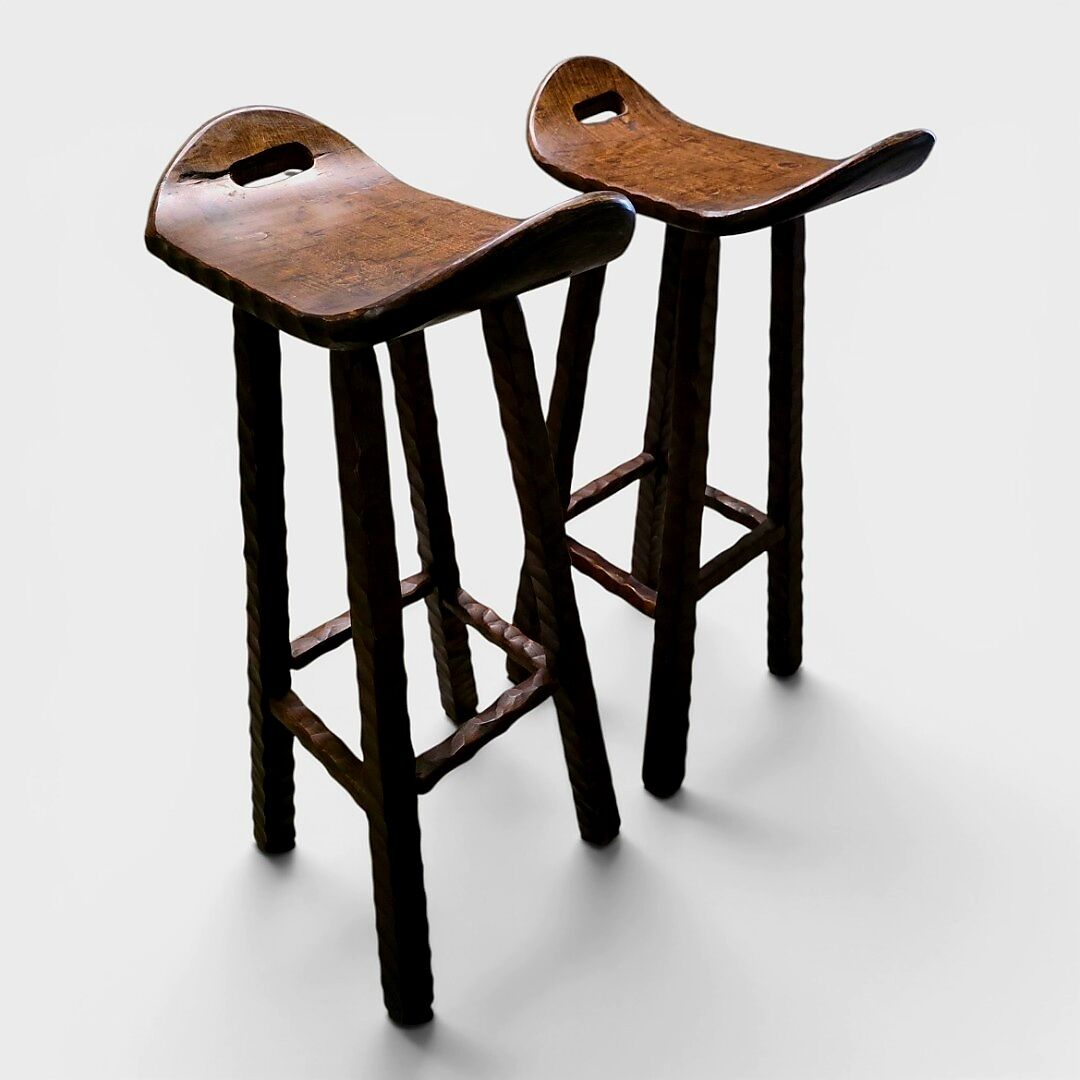 Lot de 2 tabourets brutalistes en bois massif taillé main
