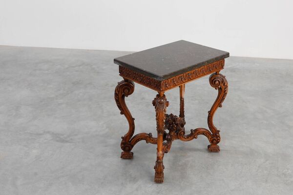 Table d'appoint en noyer sculpté de style Napoléon III avec plateau en Ardune, France vers 190.