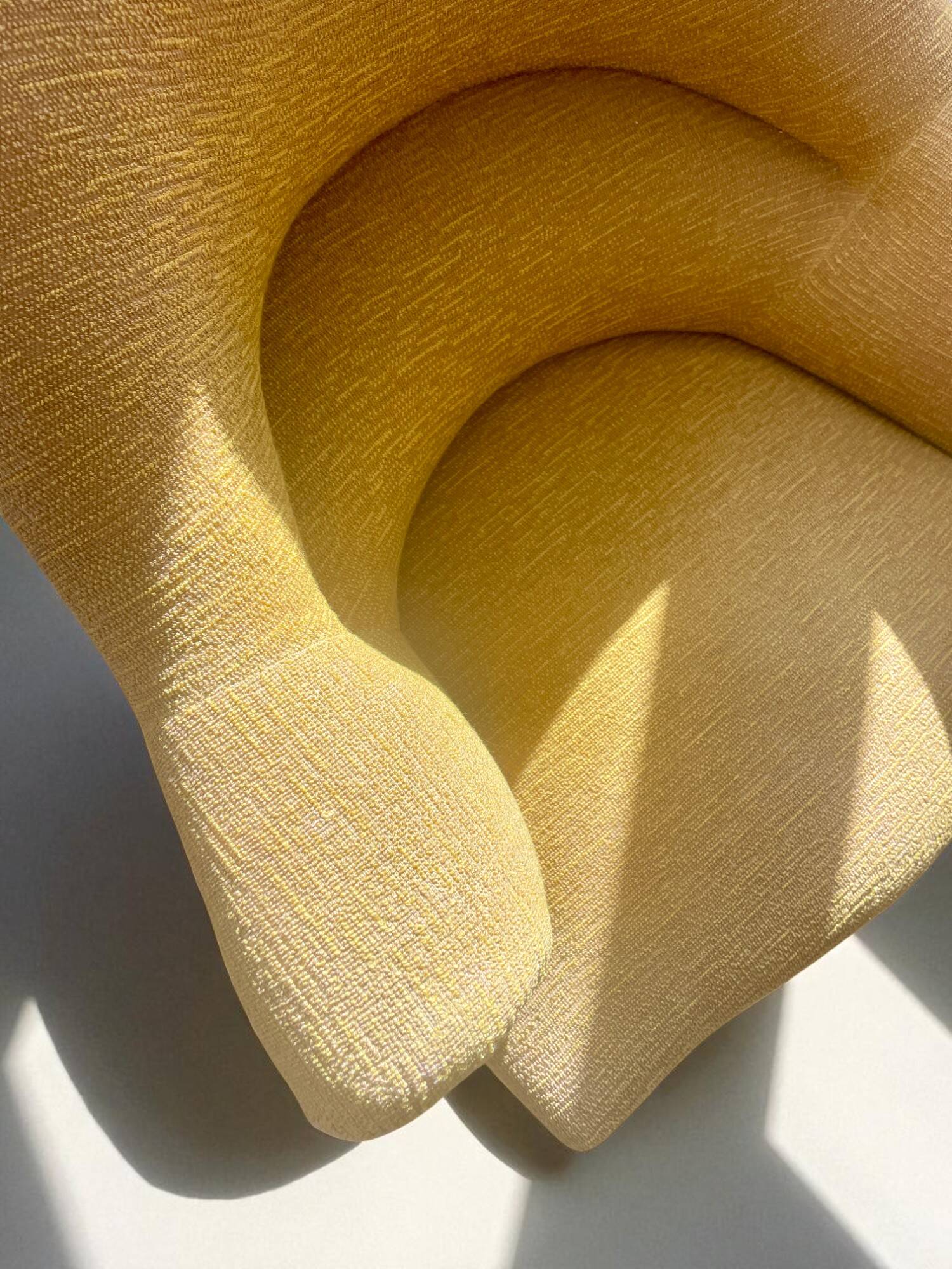 Fauteuil crapaud en tissu jaune