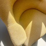 Fauteuil crapaud en tissu jaune