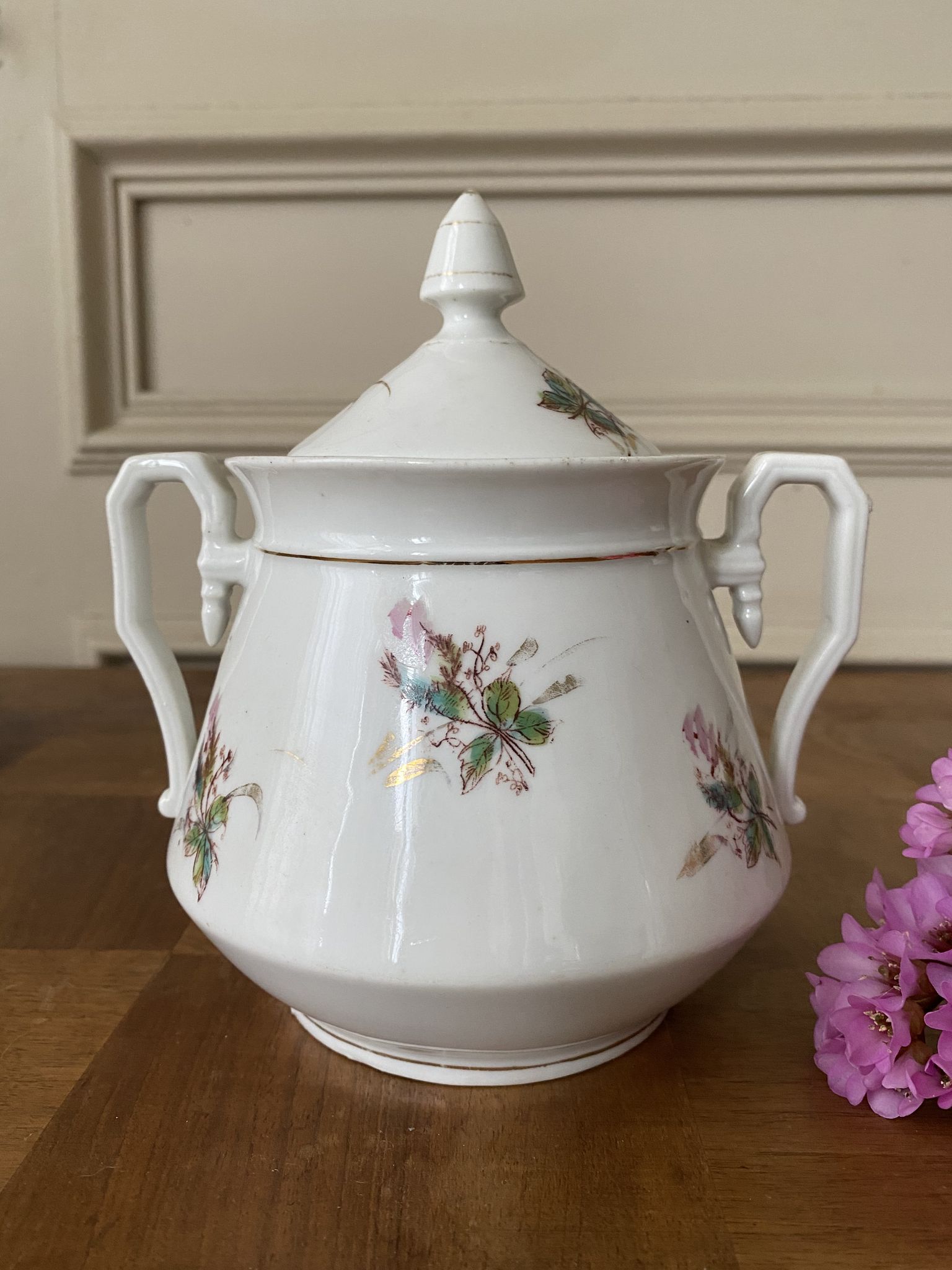 Pot et son couvercle en céramique à fleurs