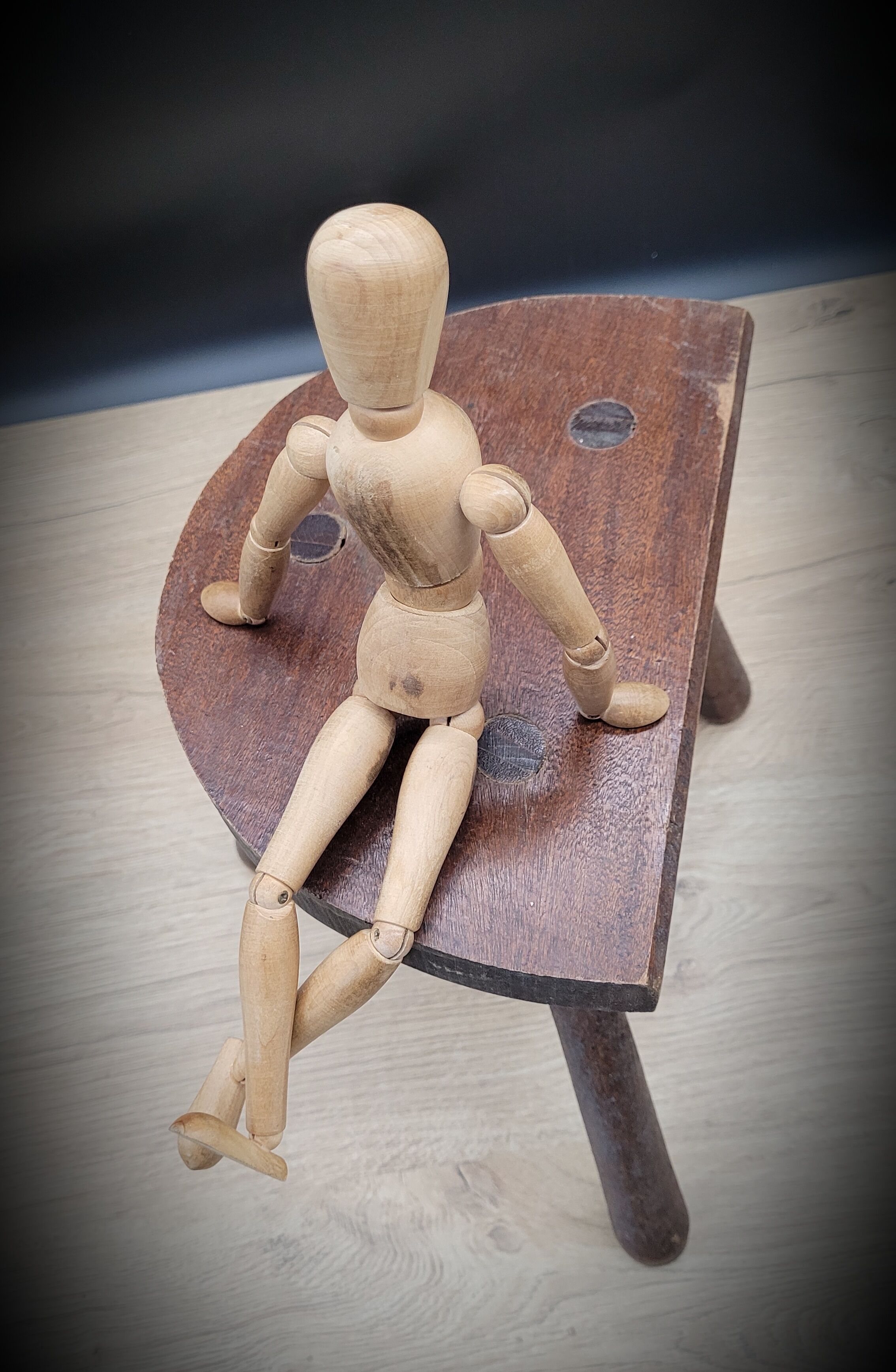 Half-round cowherd tripod stool