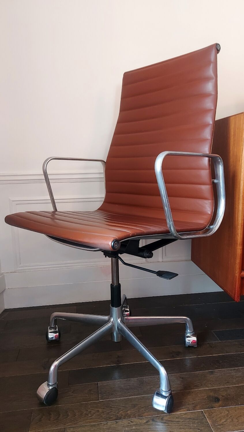 Vintage Eames EA 119 Armchair – High-End Vintage Replica – Alumi