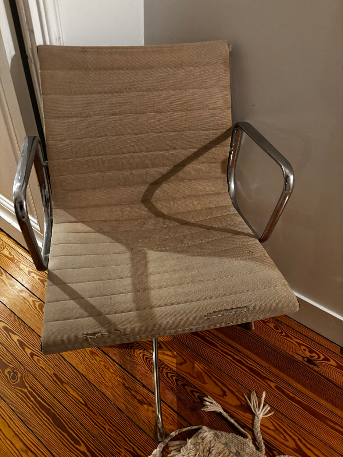 Swivelling chair by Charles and Ray Eames