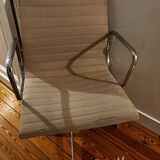 Swivelling chair by Charles and Ray Eames