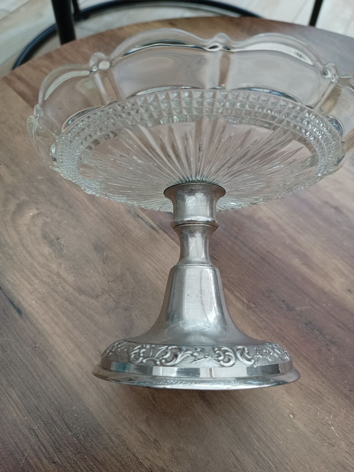 Compotier in molded glass and regulated foot