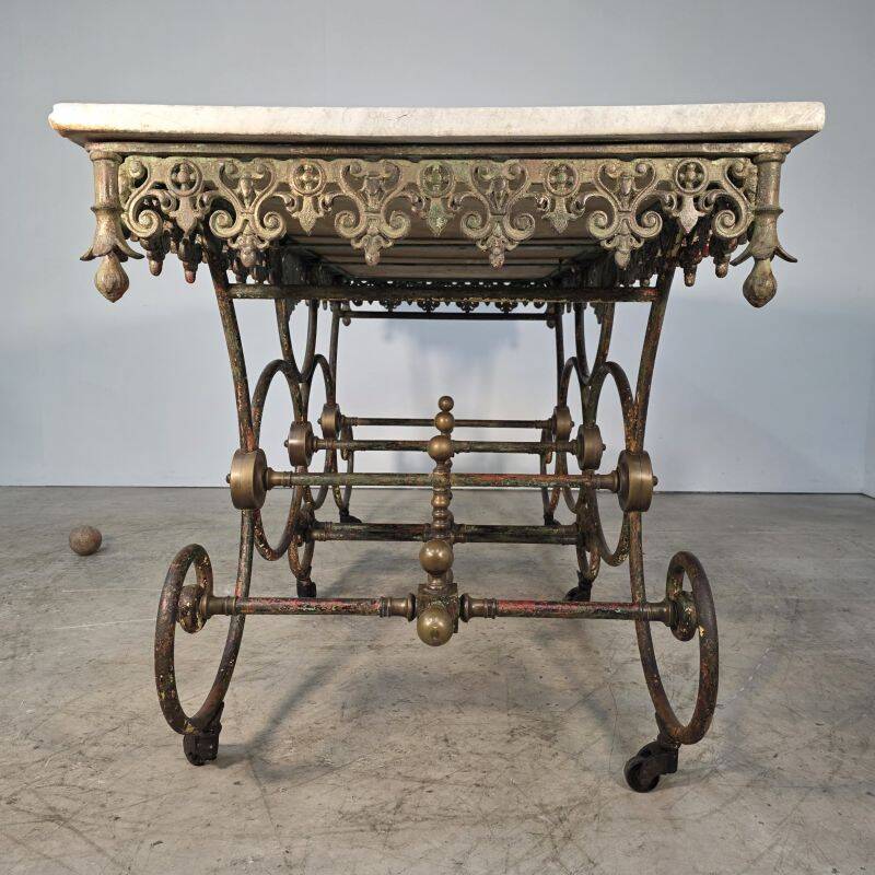 Exceptional large presentation table in cast iron from the late 19th century.