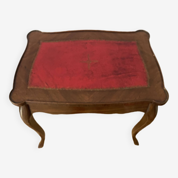 Petite table volante en noyer et placage de noyer