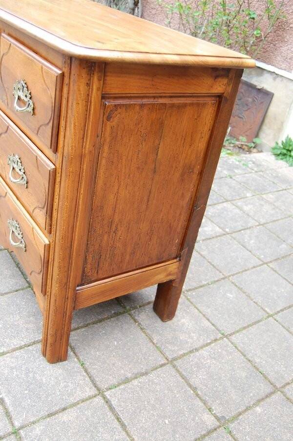 Small 18th century Parisian Louis XV walnut chest of drawers
