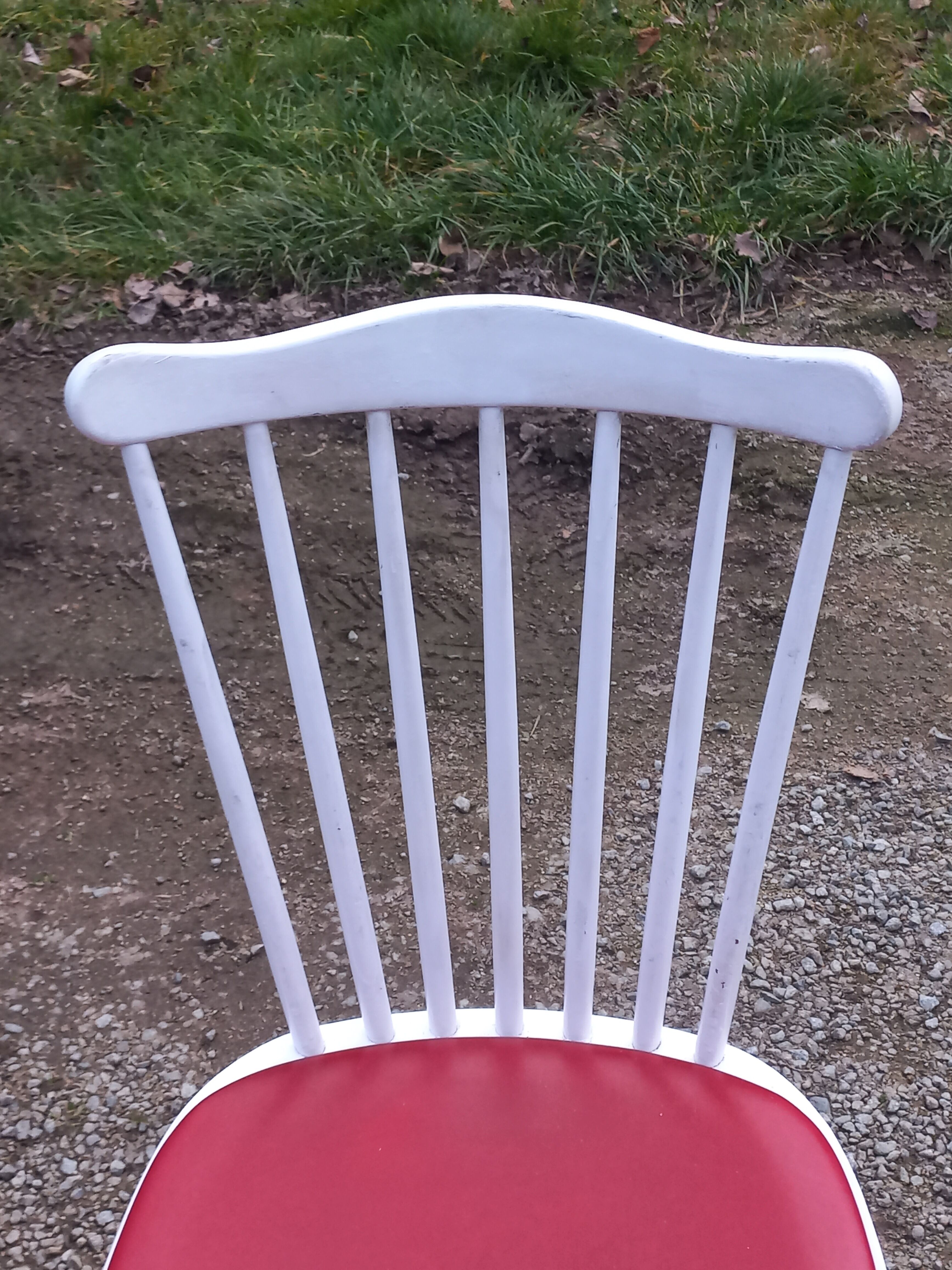Set of 4 Scandinavian style chairs from the 50s in white lacquered wood and red skaï patties