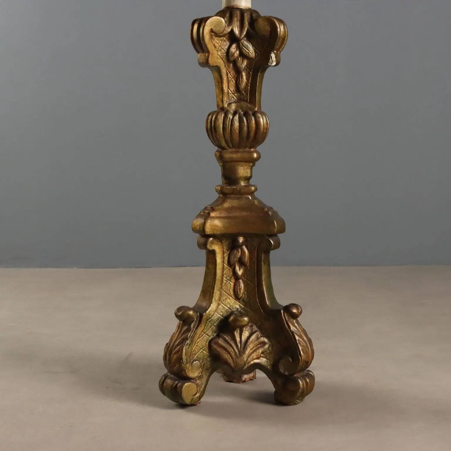 Lampe en bois sculpté et doré avec abat-jour en tissu, Italie, XIXe siècle