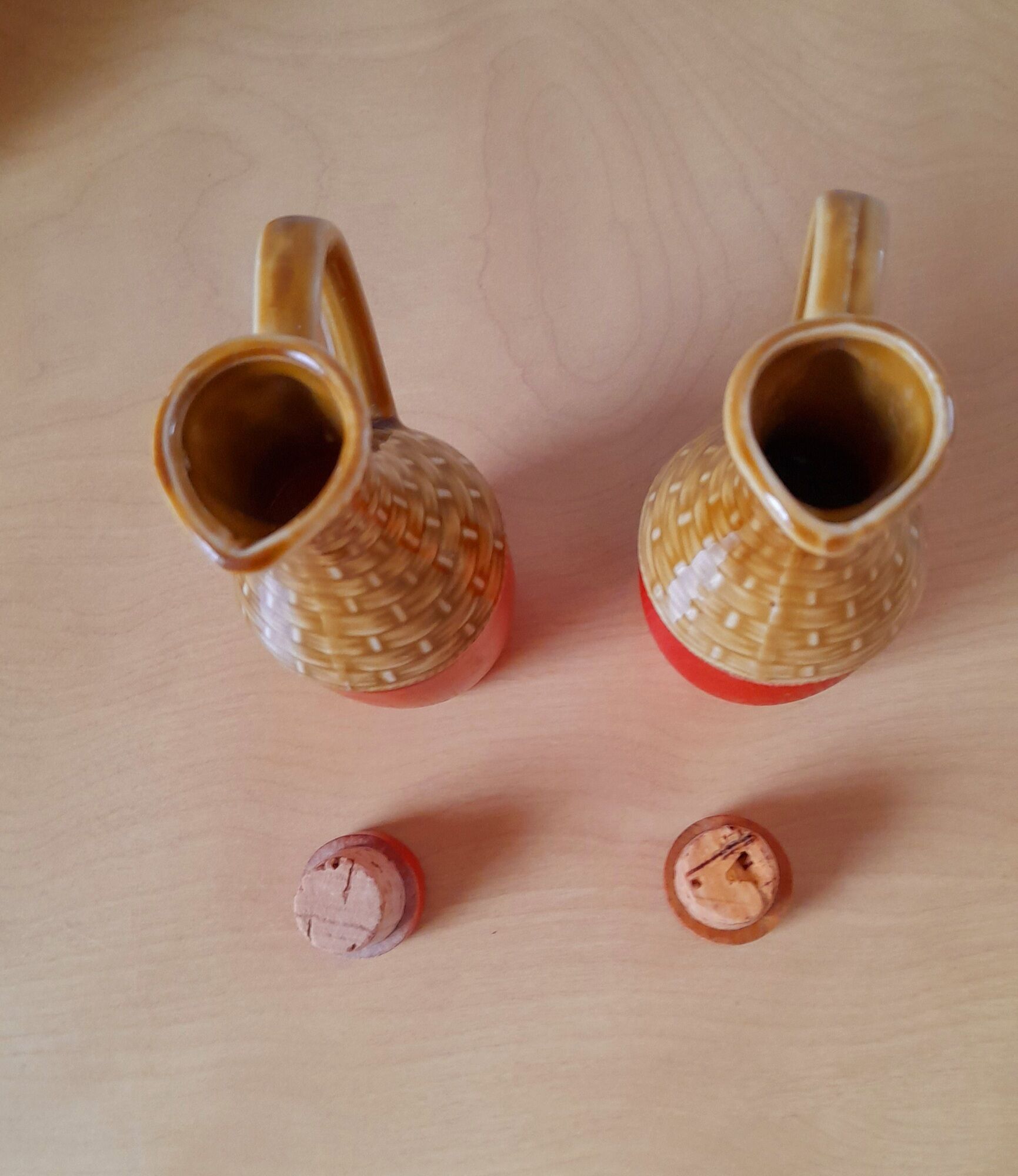 Oil and vinegar service in ceramic and wood