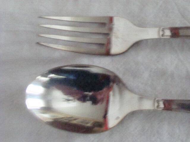 Couverts de table en métal argenté avec écrin