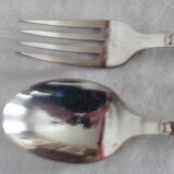 Couverts de table en métal argenté avec écrin