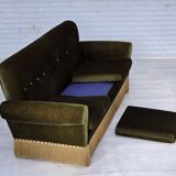 Canapé danois 3 places des années 1970, velours d'ameublement vert, pieds en bois de frêne.