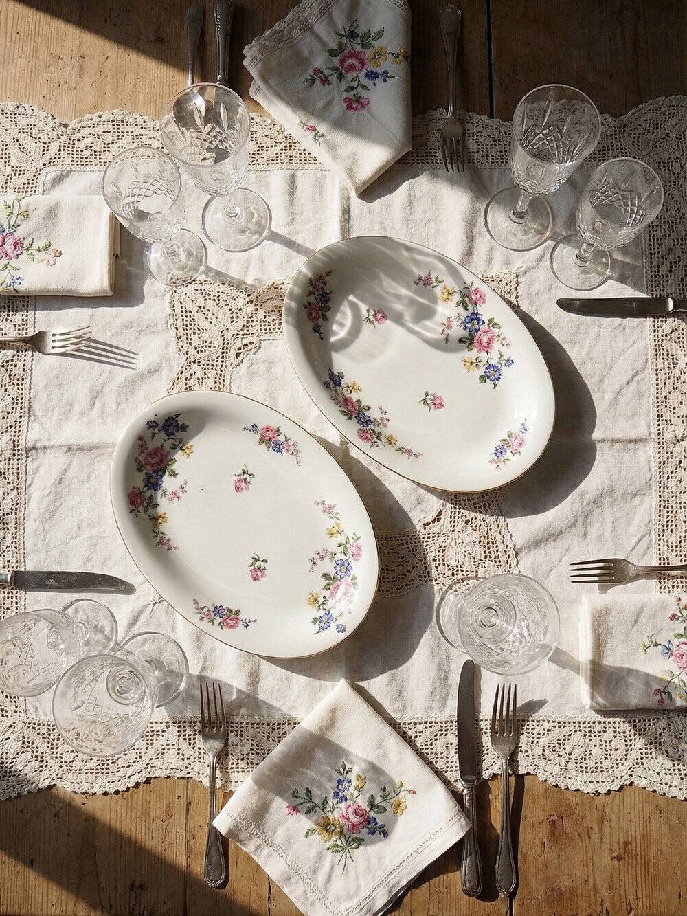 2 Bernardaud Limoges porcelain dishes with floral decoration from the 1920s to 1950s.
