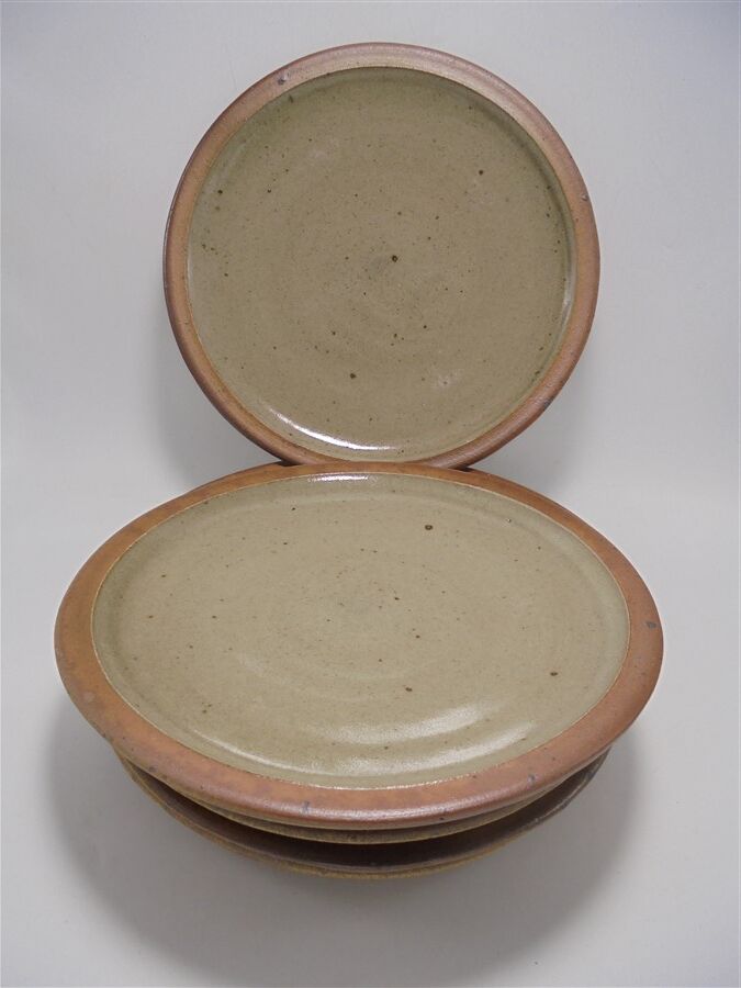 Série de 7 assiettes en grès