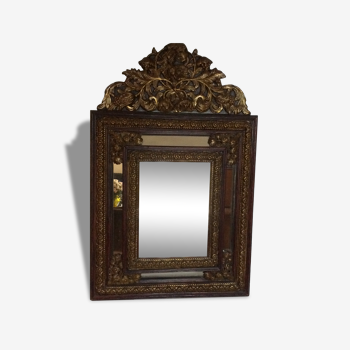 Miroir parecloses bois et métal repoussé