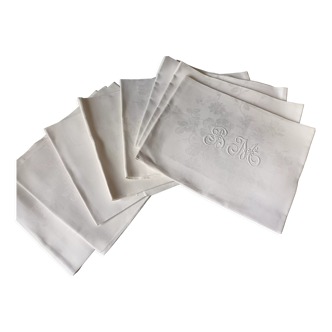 8 napkins