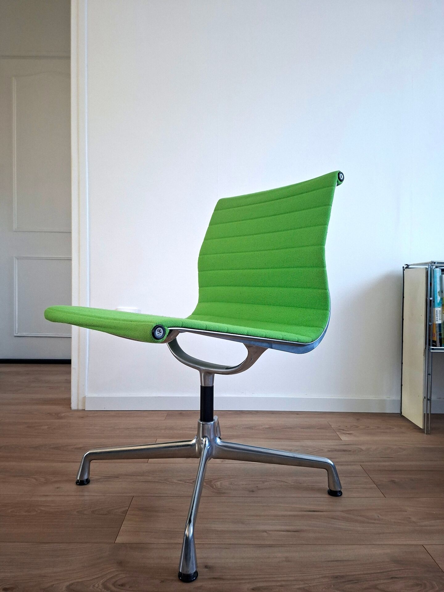 Vitra Eames 105 aluminium group