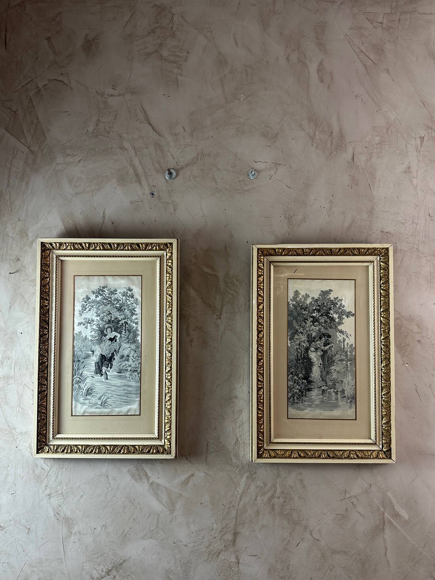 Paire de tableaux en soie