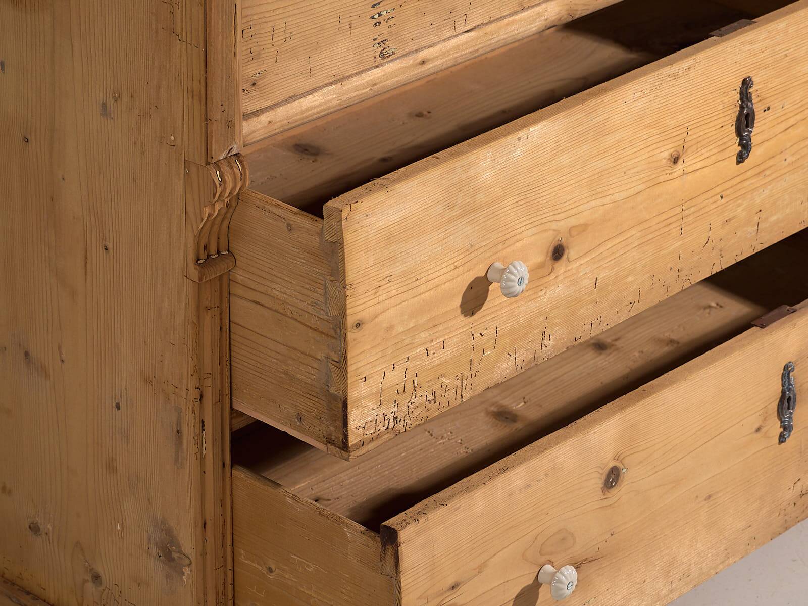 Antique three-drawer chest of drawers (circa 1920)