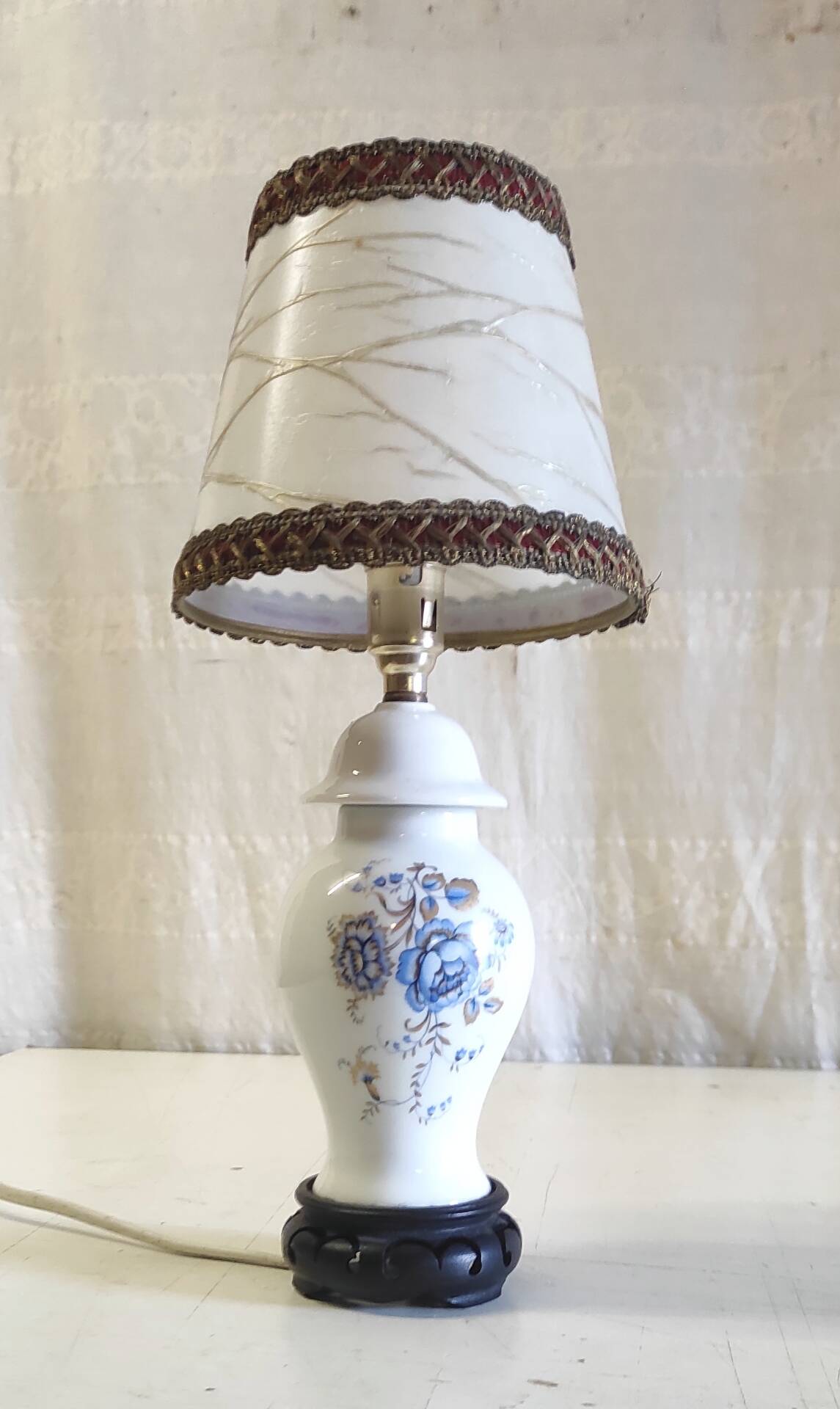Table lamp in porcelain with floral decoration - mid 20th century.
