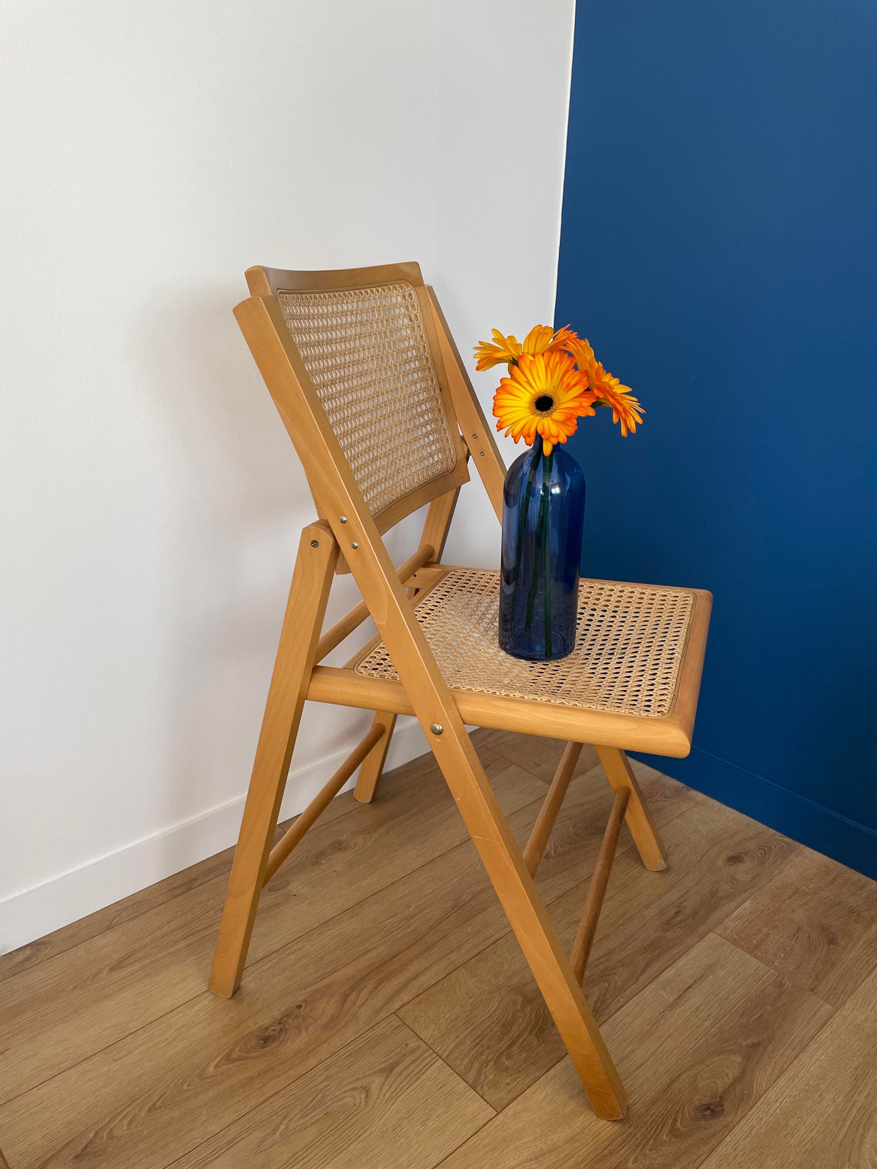 Folding chair in cannage