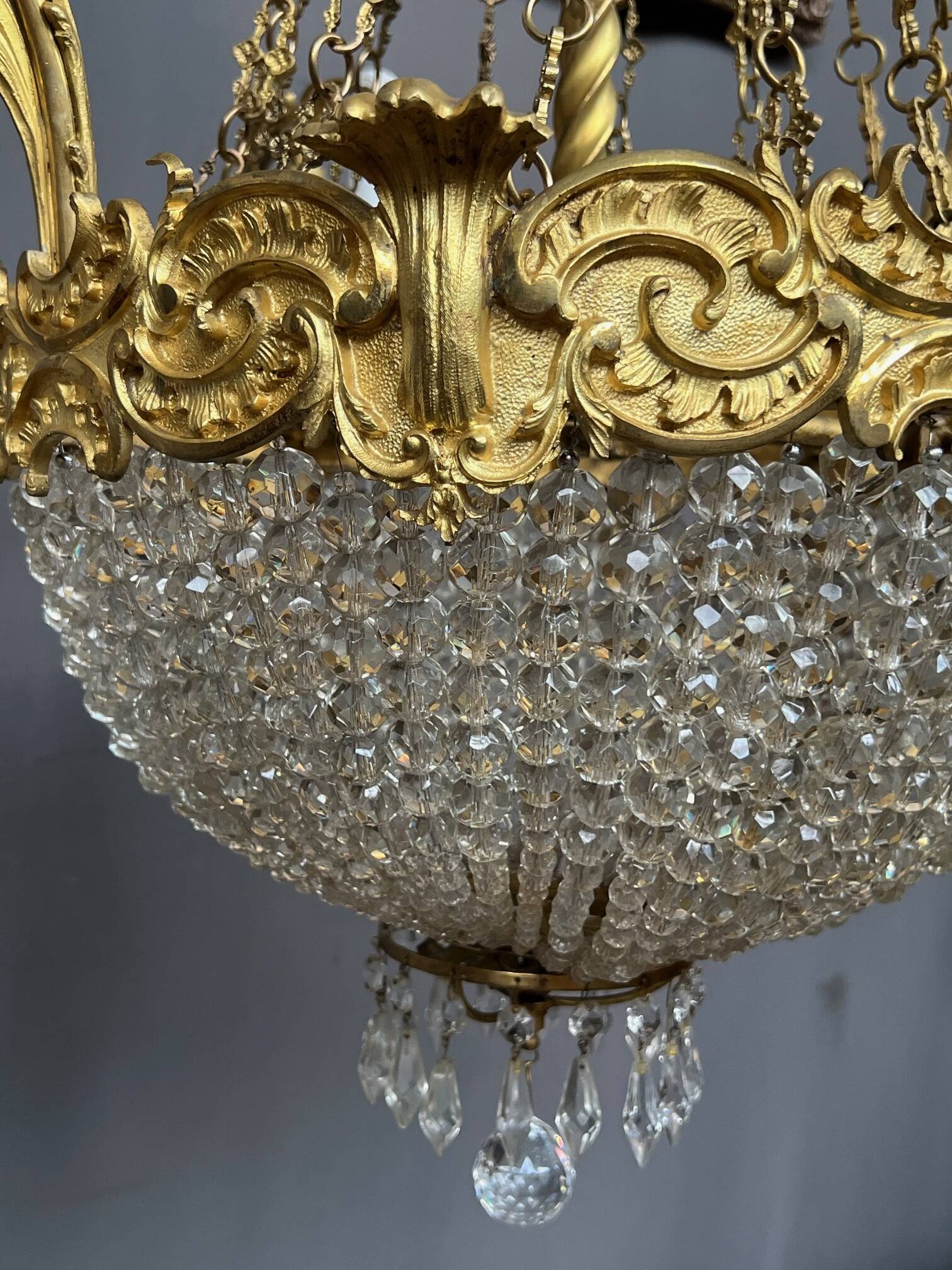 Large 155 cm crystal chandelier in Rococo style with 8 light arms.