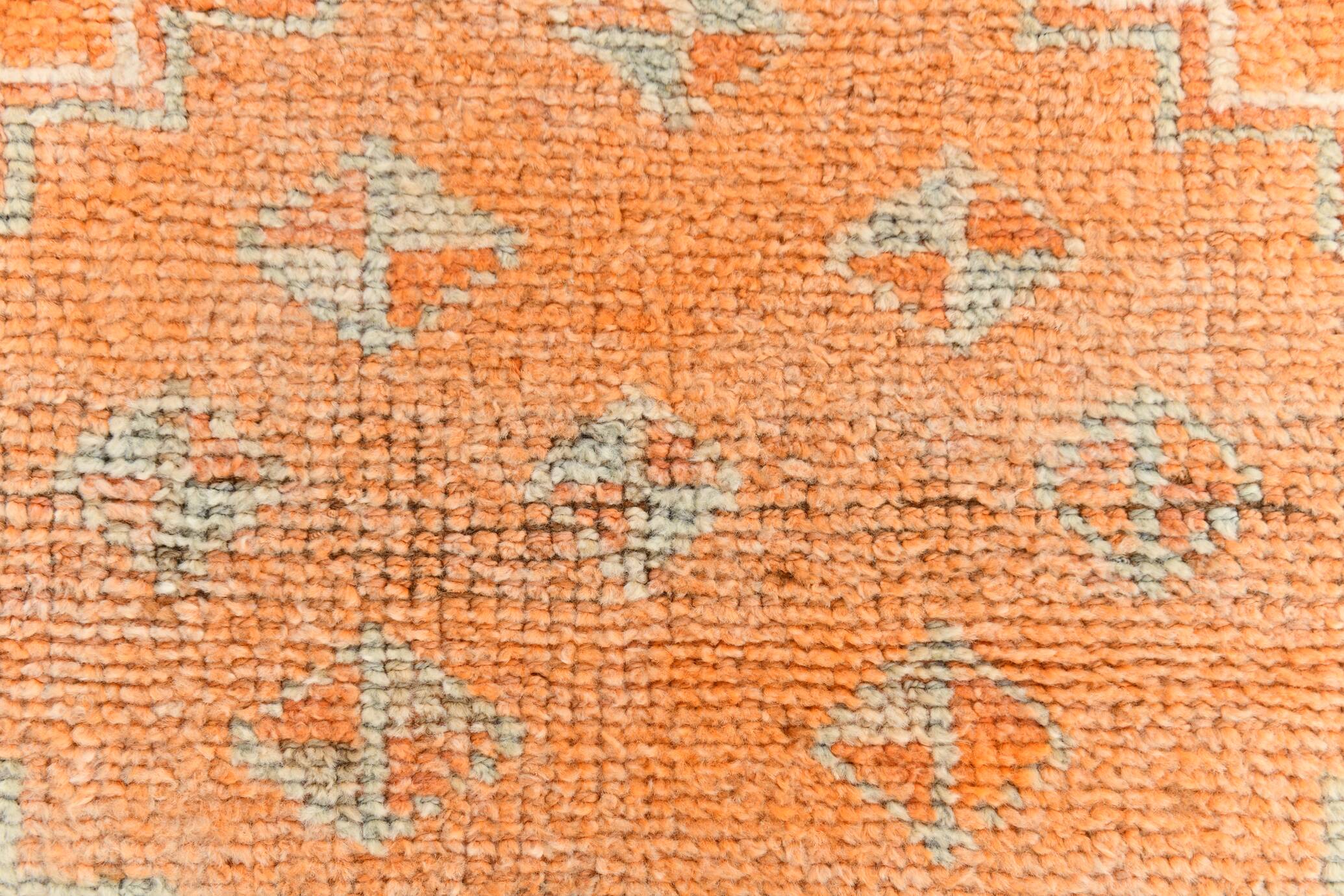 Tapis runner vintage anatolien, tons terre cuite, orange doux et gris clair