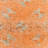 Tapis runner vintage anatolien, tons terre cuite, orange doux et gris clair