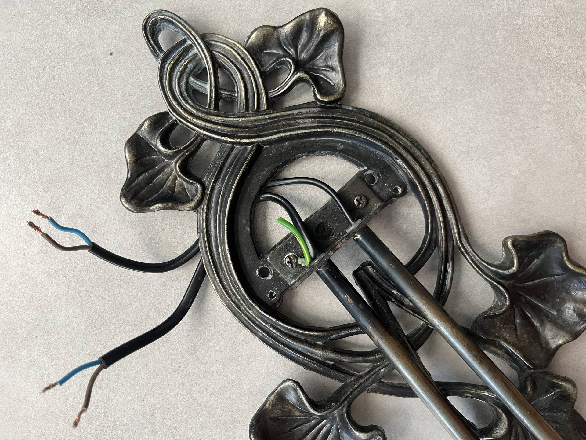 Apply 2 pink tulip Art Nouveau wall lights.
