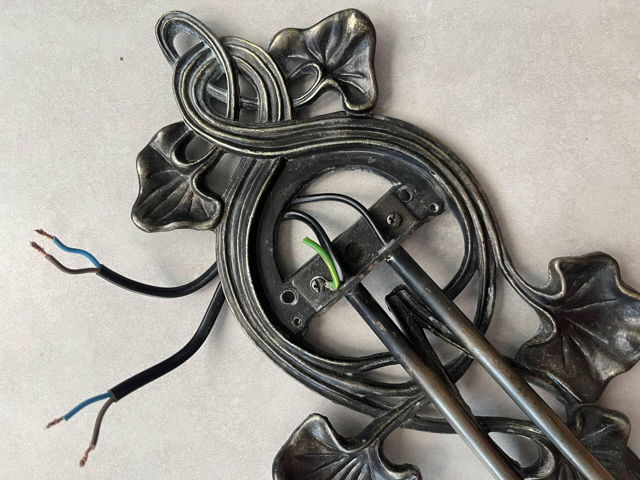 Apply 2 pink tulip Art Nouveau wall lights.