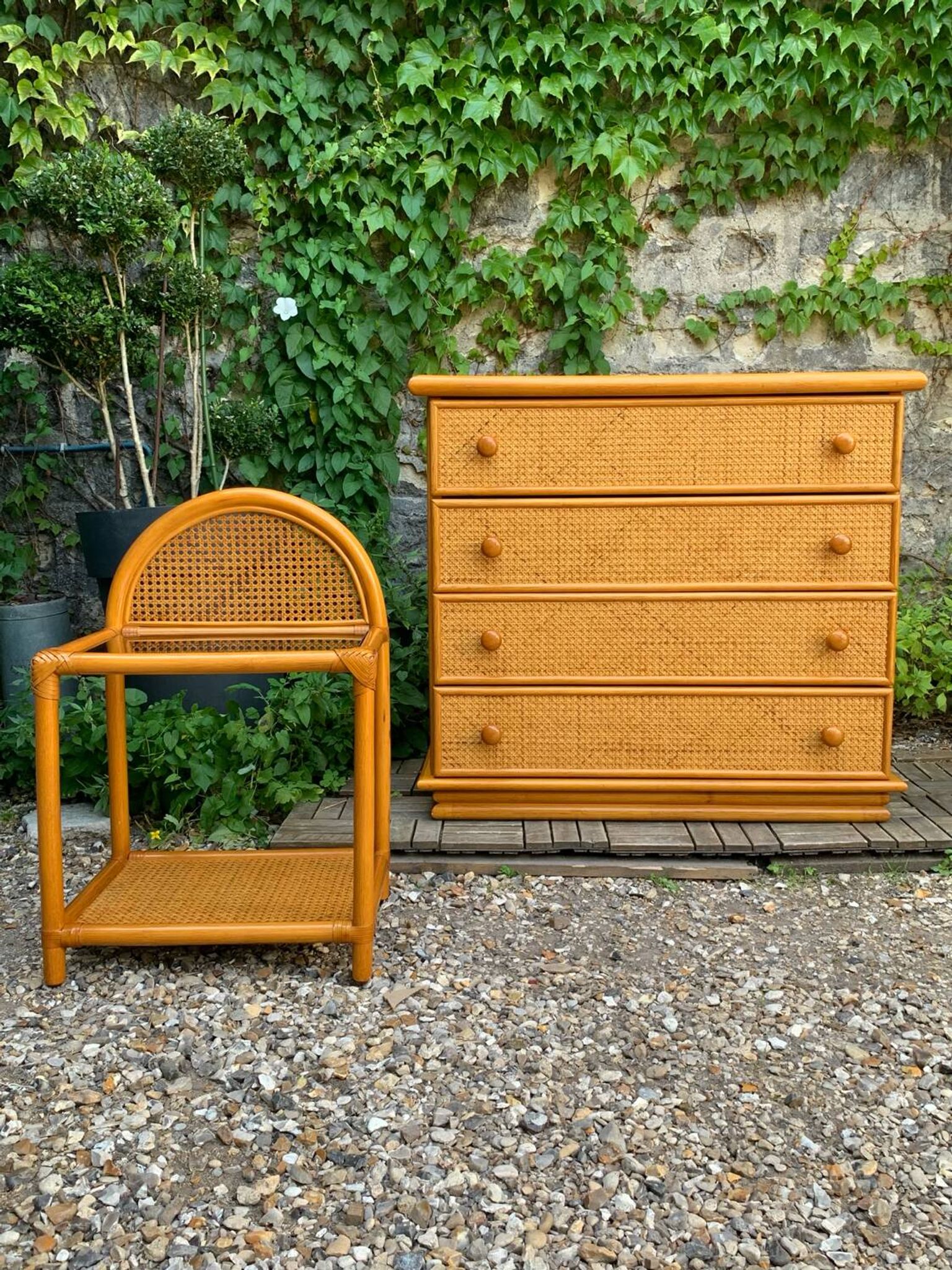 Dresser and its bedside table in rattan caning and vintage oak from the 1970s.