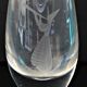 Vase à la musicienne en verre gravé signé et numéroté par Vicke Lindstrand c. 1950-60, très bon état