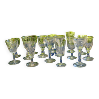 Assortiment de 15 verres à liqueur vintage dépareillés