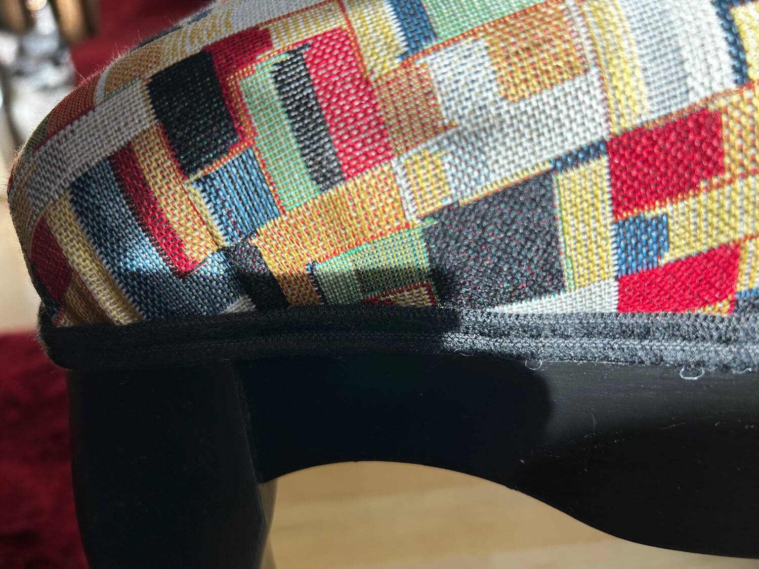 Fauteuil anglais rouge et son repose pied