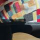 Fauteuil anglais rouge et son repose pied