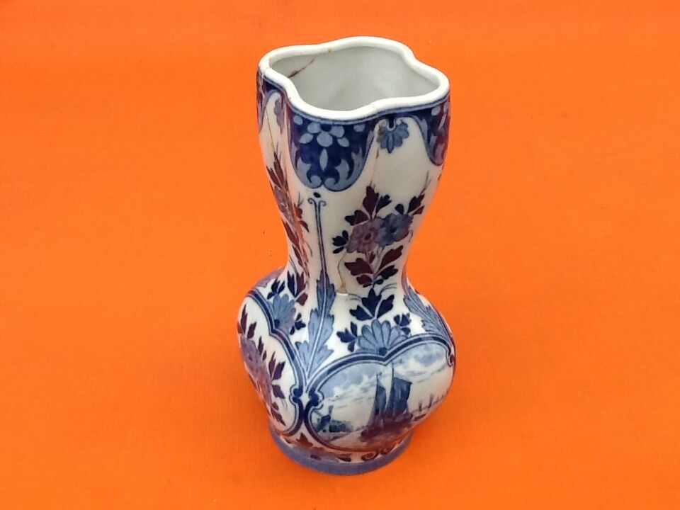 Delft d533 earthenware vase