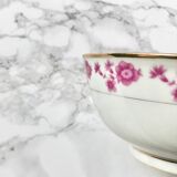 Set consisting of 5 bowls and a porcelain bowl decorated with pink flowers and golden fillet