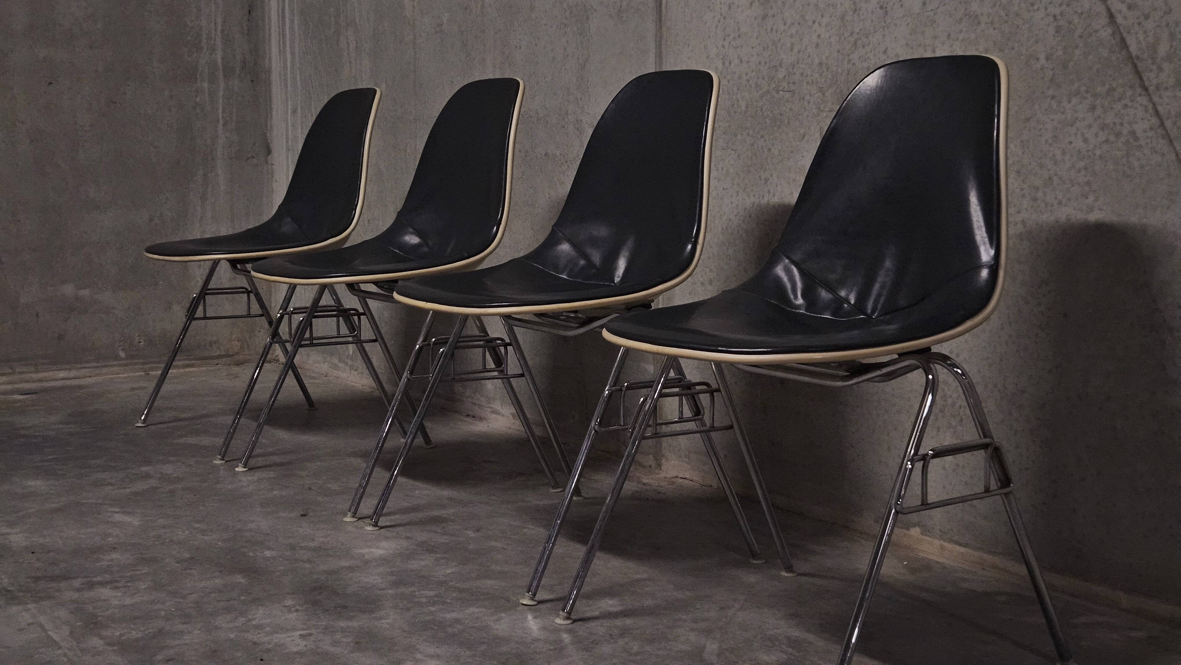 Eames chair by herman miller - model dss