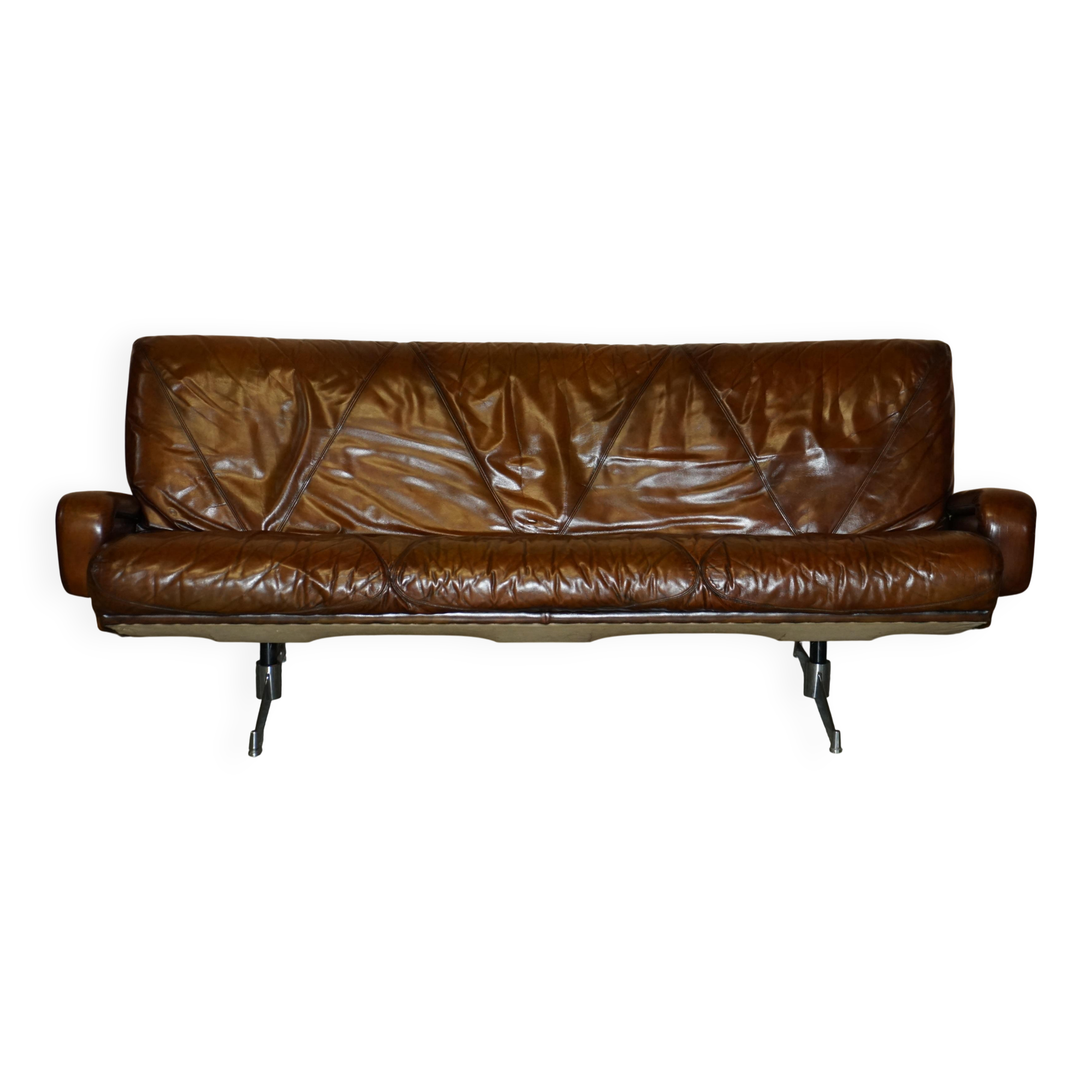 Vintage hand-dyed leather canapé, mid-century style.